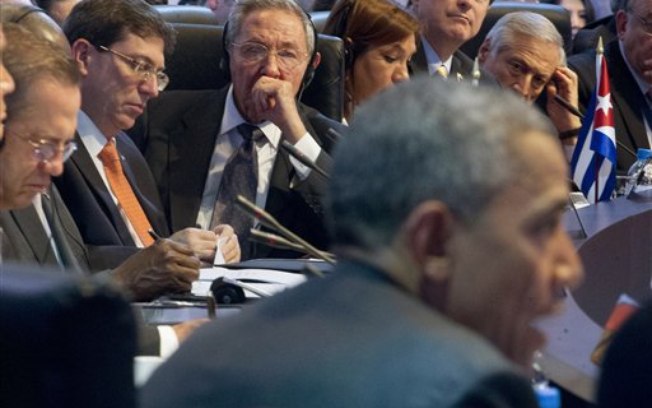Raúl Castro escuhando a Obama
