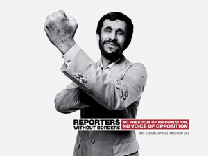Mahmud Ahmadineyad haciendo el corte de mangas