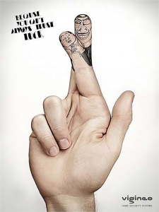 El típico gesto de cruzar los dedos para tener suerte, empleado en un anuncio de sistemas de seguridad