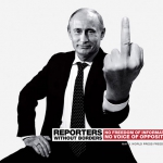 Putin realizando un gesto obsceno para la campaña de Reporteros sin fronteras