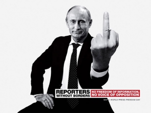 Putin realizando un gesto obsceno para la campaña de Reporteros sin fronteras