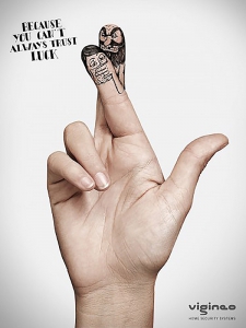 No siempre puedes confiar en la suerte, el lema de este anuncio que emplea el gesto de los dedos cruzados