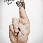 Cruce de dedos, el gesto utilizado en este anuncio de Vigineo