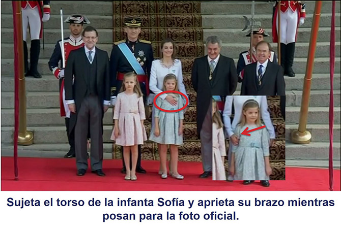 La reina Letizia sujetando de varias formas a su hija en la foto oficial