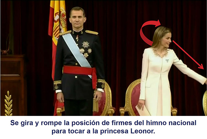 La reina Letizia rompe la posición de firmes del himno nacional para tocar a la princesa Leonor