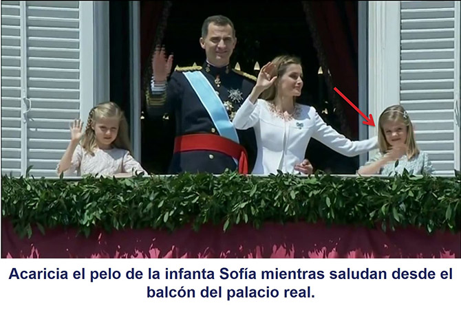 Mientras saluda en el balcón, la reina Letizia acarcia el pelo de su hija