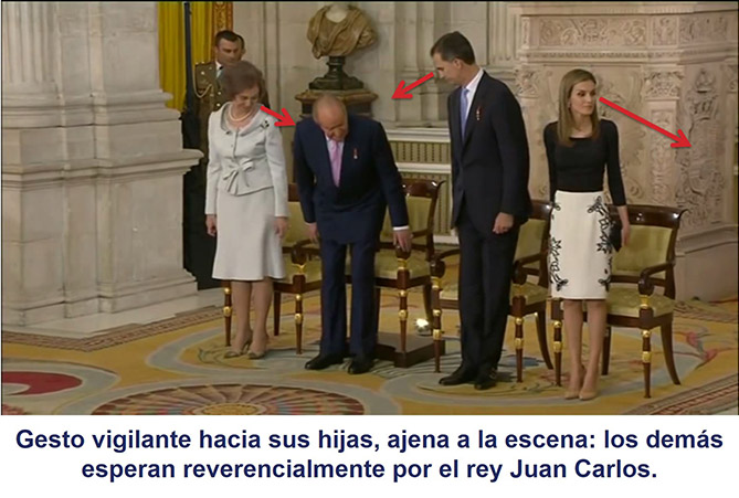 Letizia permanece ajena a la escena mientras realiza un gesto vigilante hacia sus hijas