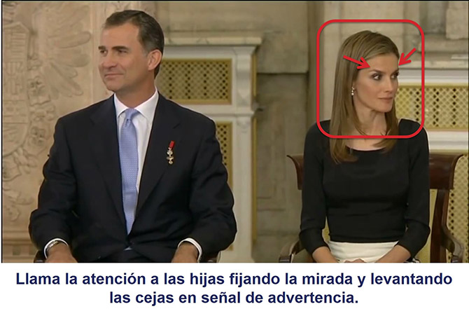 La reina Letizia llama la atención de sus hijas con elevación de las cejas