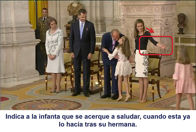 La reina Letizia indica a la infanta que se acerque, cuando esta ya lo estaba haciendo