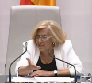 Manuela Carmena tiende la mano a la derecha