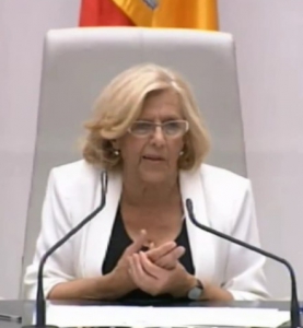 Gesto de pudor de Manuela Carmena cuando habla de Rosa