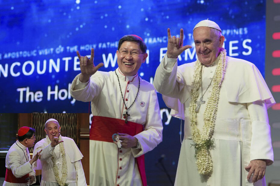 El cardenal de Manila enseña al papa a saludar a un grupo de sordomudos