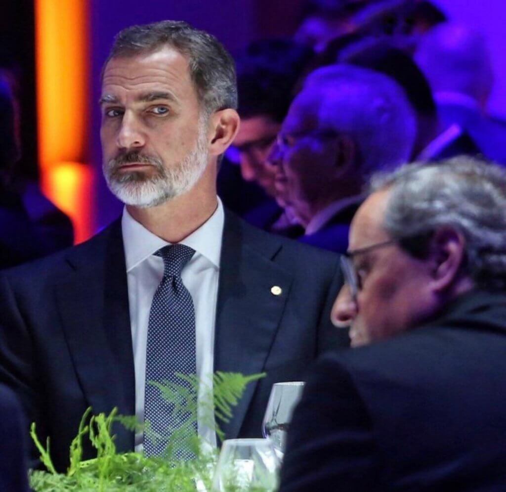 rey felipe mirando a torra